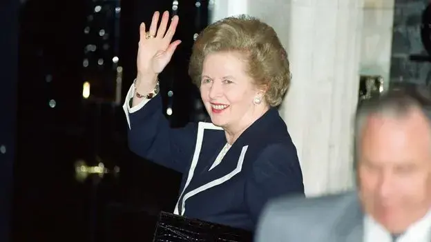 Margaret Thatcher abandona el 10 de Downing Street por última vez en noviembre de 1990.