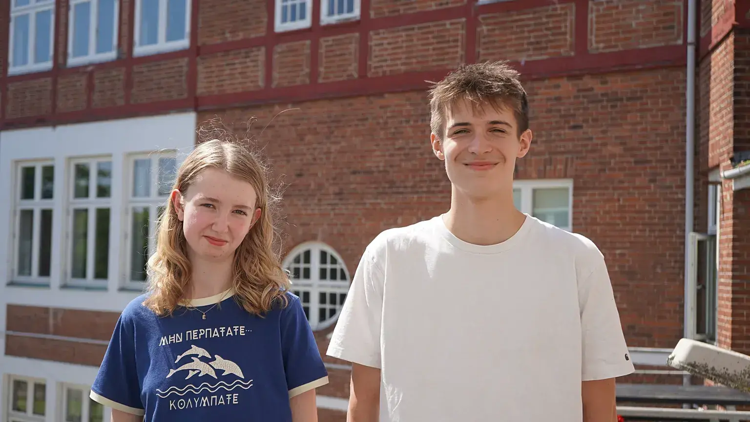 Los estudiantes Emily y Rasmus en el colegio Th. Langs Skole en Silkeborg.