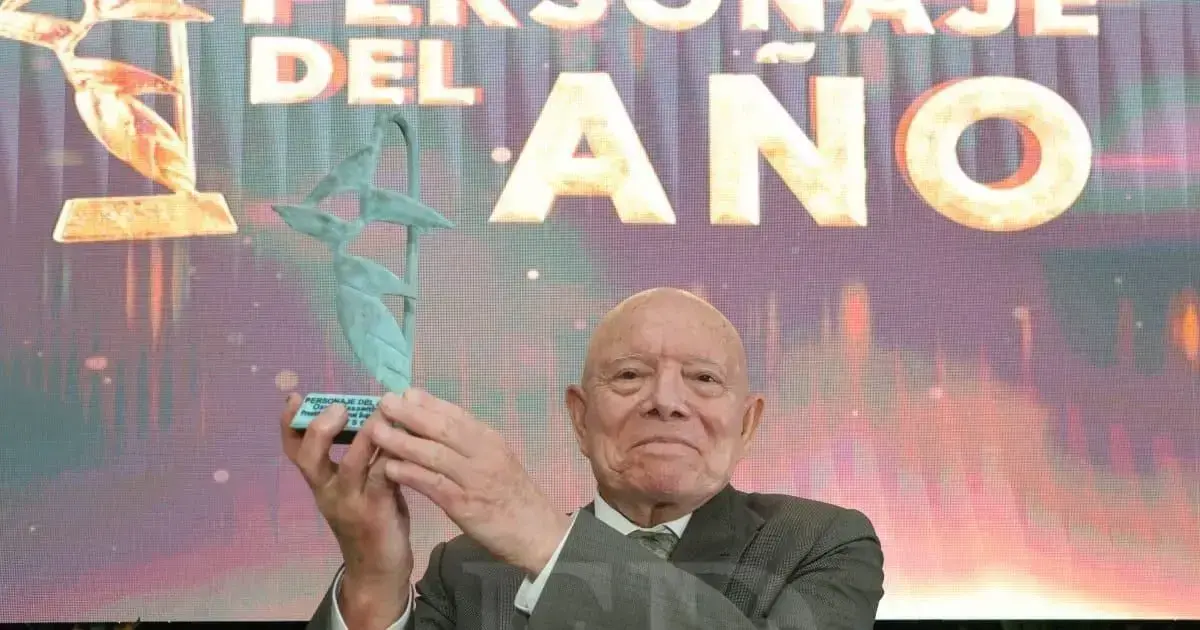 Óscar Hassenteufel recibe el galardón 'Patujú de Bronce' como Personaje del Año.