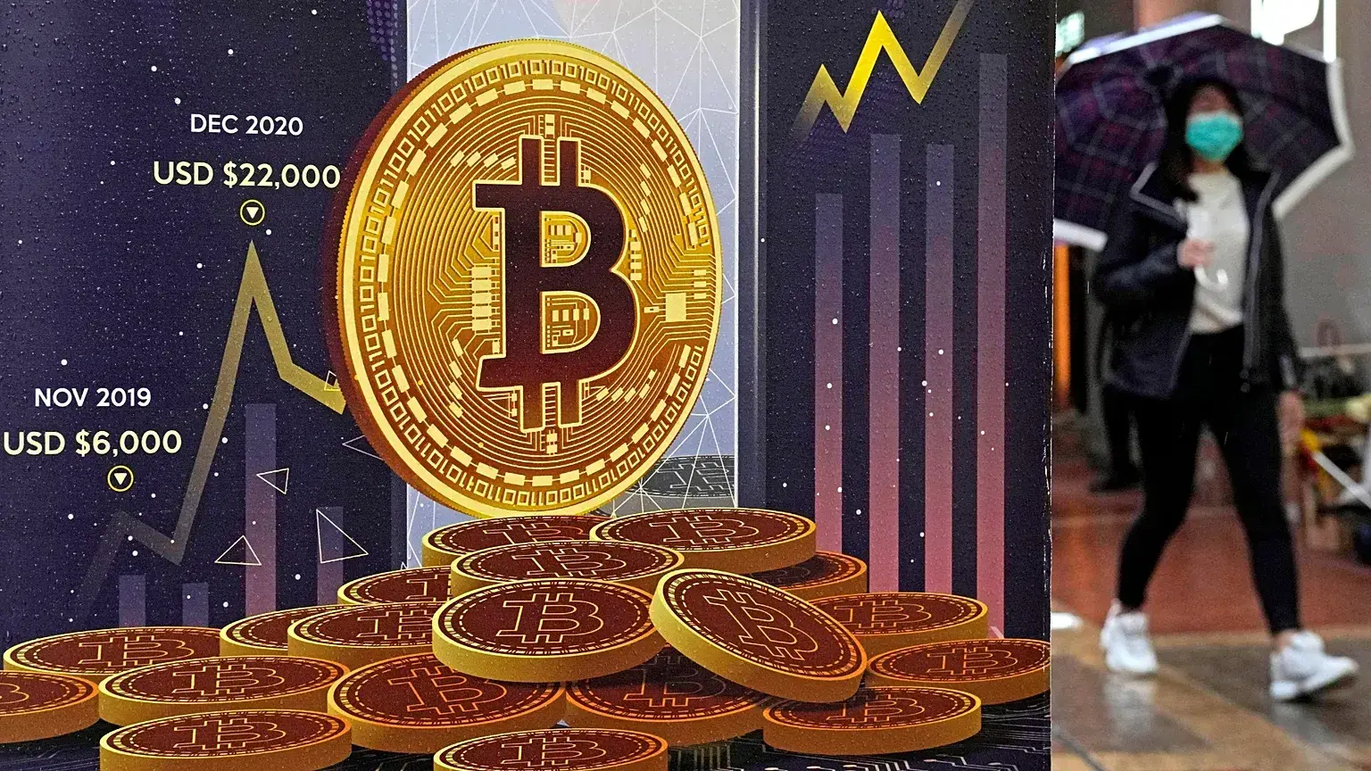 Un anuncio de la criptomoneda bitcoin se muestra en una calle de Hong Kong, el 17 de febrero de 2022.
