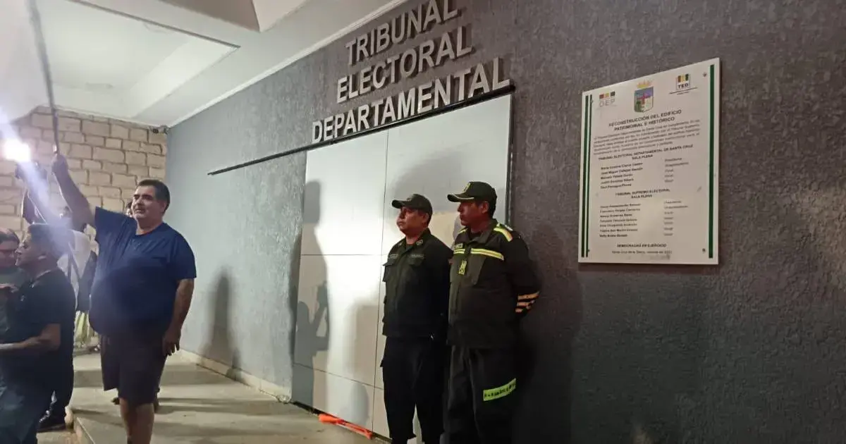 Puertas del Tribunal Electoral Departamental de Santa Cruz.