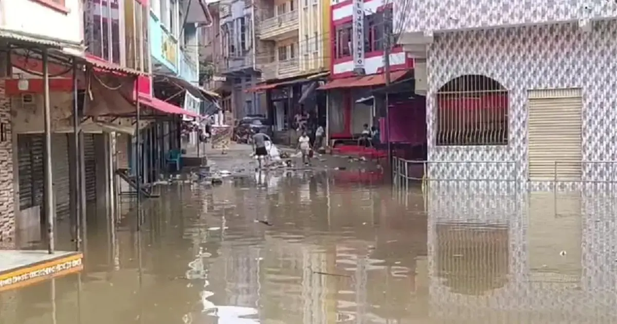 Una calle principal inundada en el municipio de Guanay.