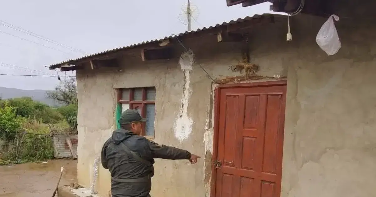 Policía en el lugar del infanticidio en el municipio Santivañez, Cochabamba.