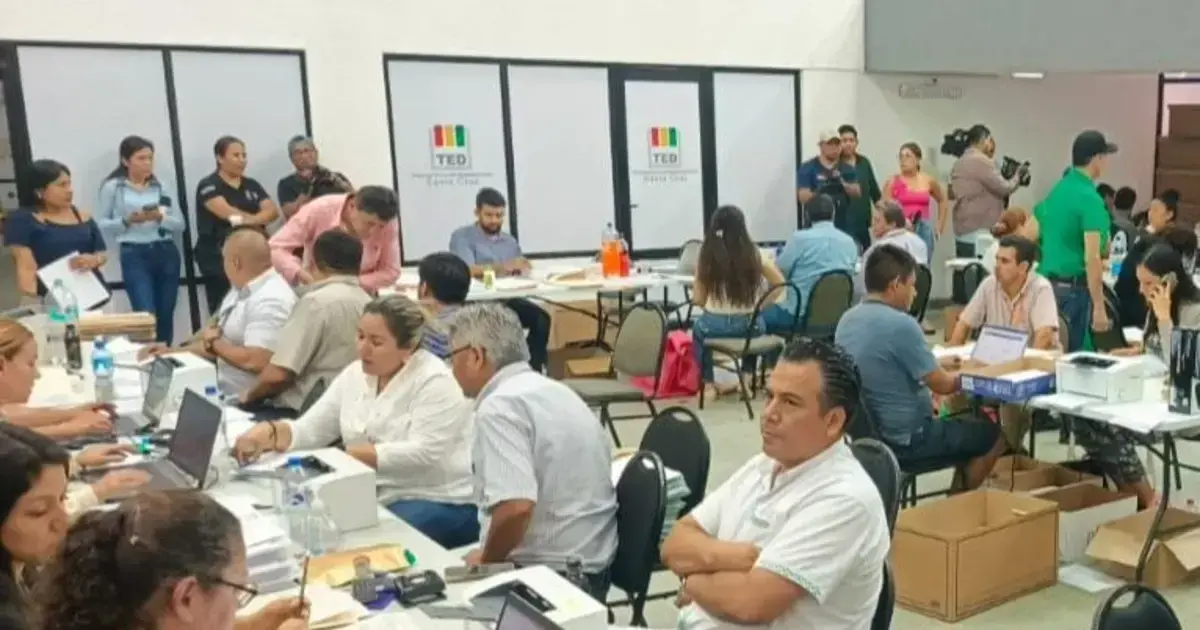 Ambientes del Tribunal Electoral Departamental de Santa Cruz colmados de funcionarios trabajando.