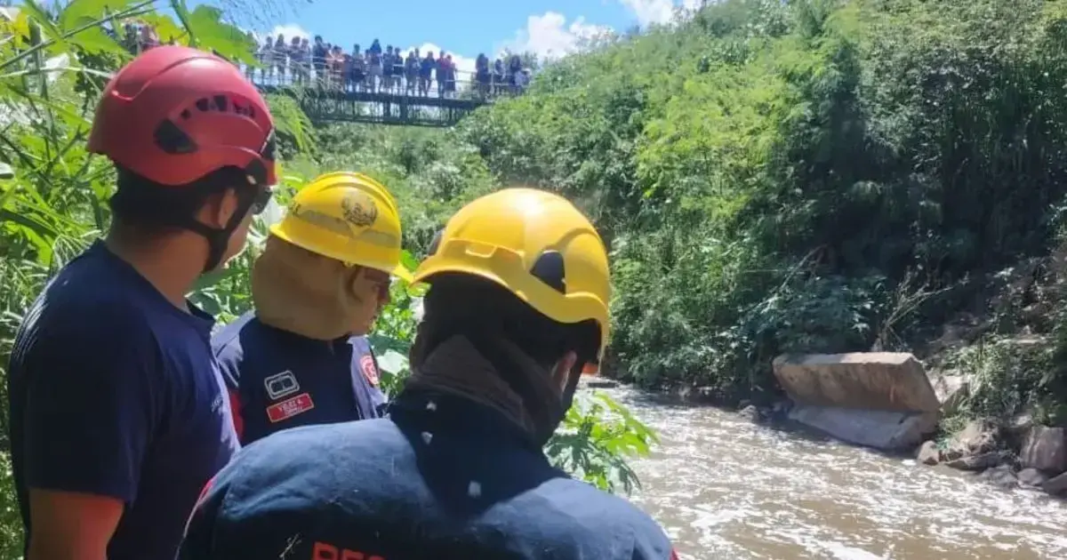 Rescatistas extraen el cuerpo del hombre del canal de drenaje.