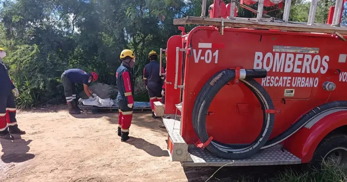 Bomberos rescatan un cuerpo de un canal de drenaje en Santa Cruz.