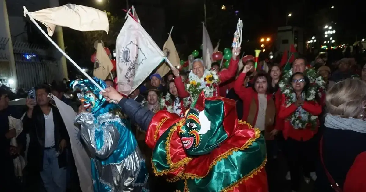 Dos pepinos, personajes tradicionales, acompañan la inscripción de candidatos para las subnacionales en La Paz.