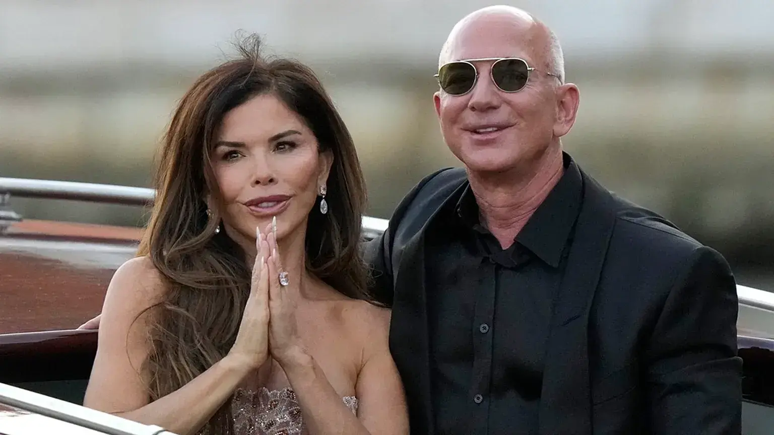Lauren Sanchez y Jeff Bezos salen del hotel Aman durante las celebraciones de su boda en Venecia, Italia.