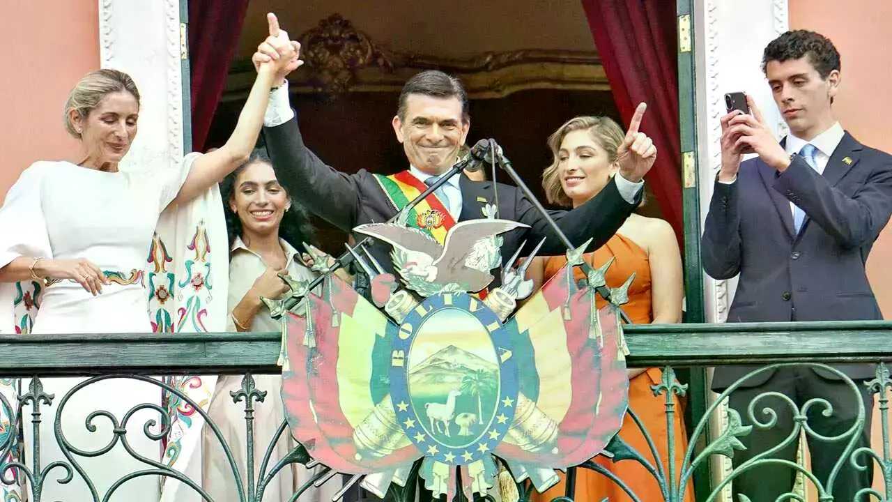 Rodrigo Paz saluda a la población tras ser investido como presidente, el 8 de noviembre de 2025.