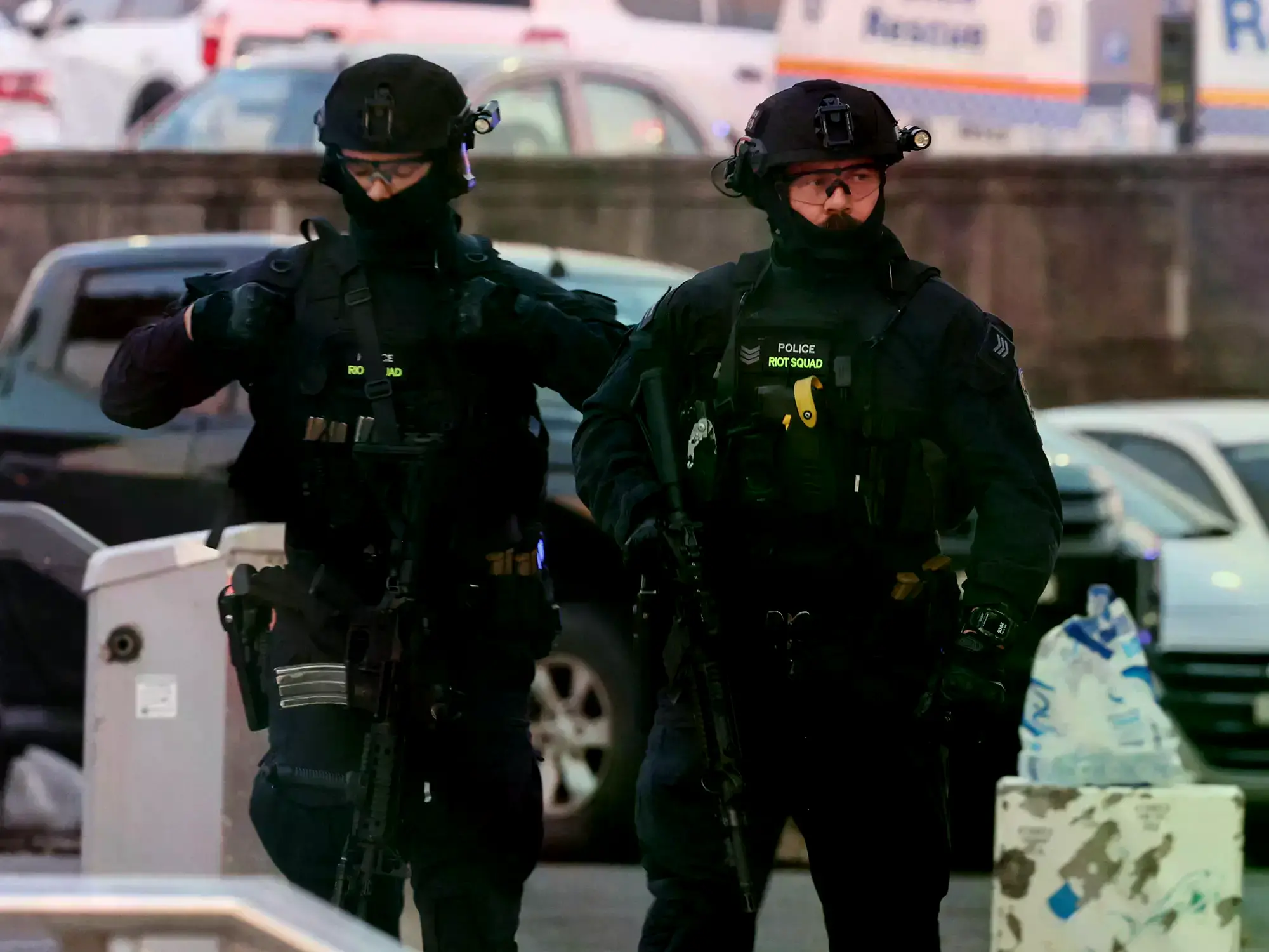 Policías armados en la zona del ataque en Bondi Beach.