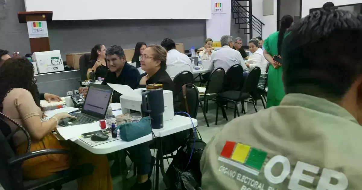 Funcionarios del TED cruceño en pleno registro de candidatos y agrupaciones.