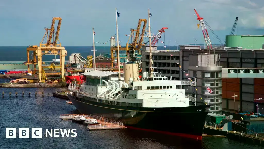 El HMY Britannia, el yate real británico, atracado en Leith, Edimburgo.