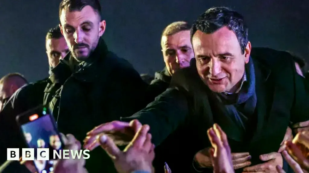 El primer ministro en funciones, Albin Kurti, saluda a sus simpatizantes en Pristina.