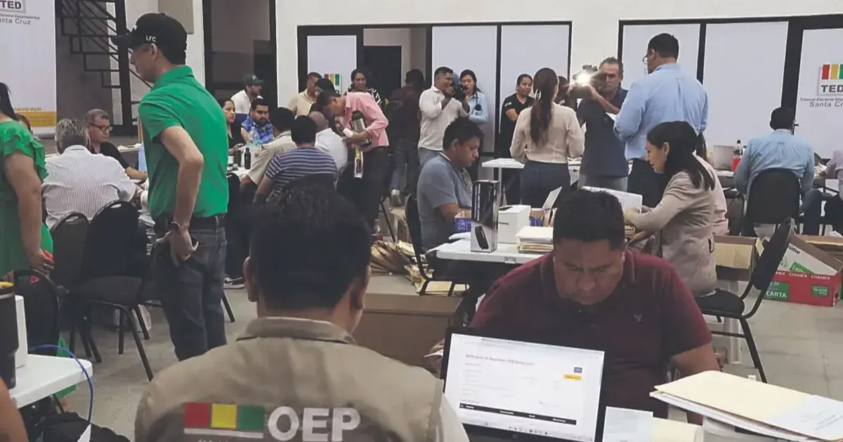 Funcionarios del TED de Santa Cruz revisan documentos de candidatos inscritos.