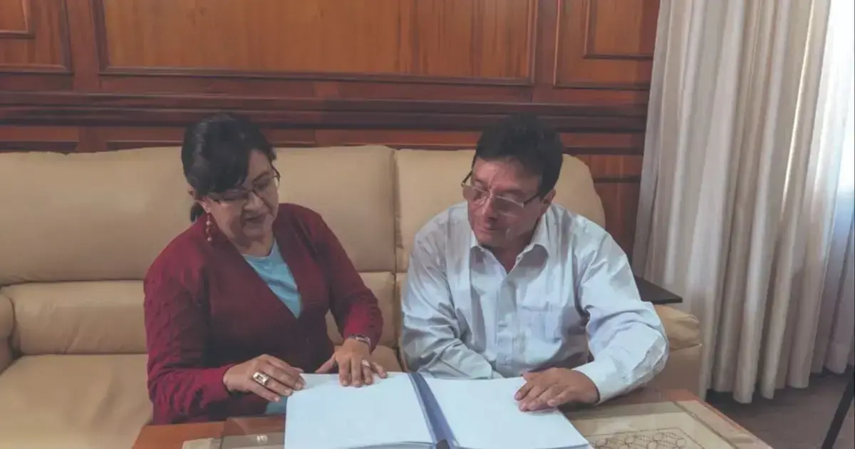 La rectora de la UMSA junto al director de carrera, Bernardo Monasterios
