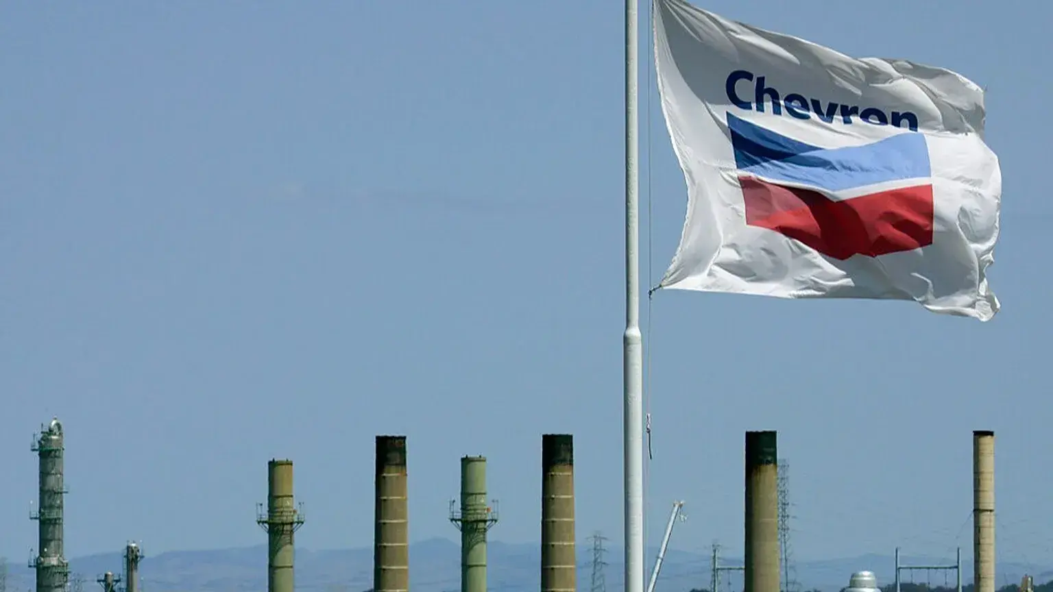 Bandera de Chevron ondeando en la refinería de Richmond, California (21 de abril de 2008).