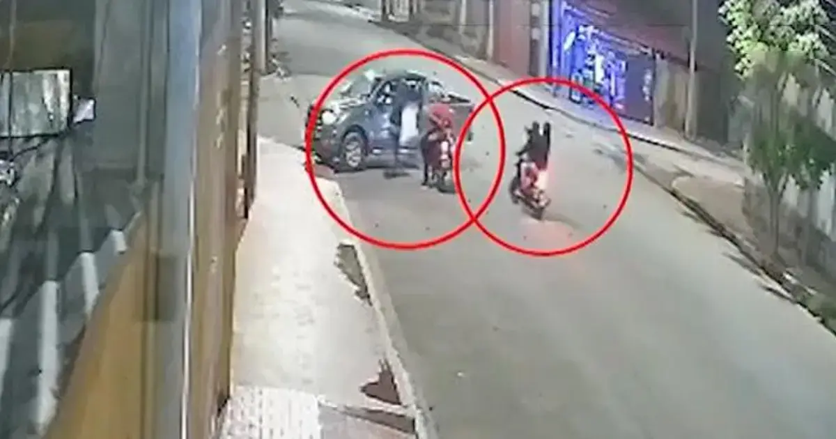 Momento en el que los antisociales interceptan a las víctimas.