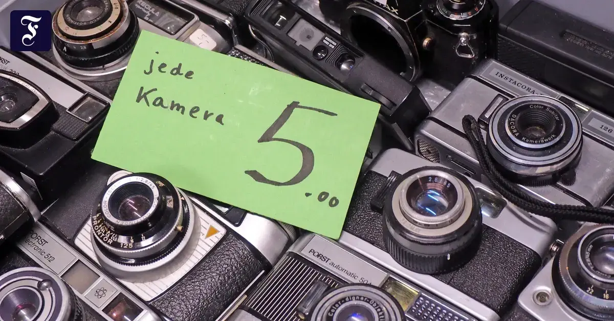 Fotoapparate de época se venden a precios de ganga en el mercadillo.