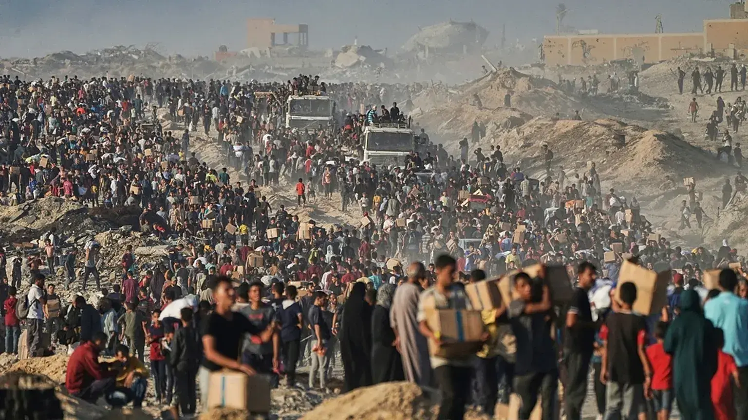 Personas transportan ayuda del Programa Mundial de Alimentos en Gaza, junio de 2025.