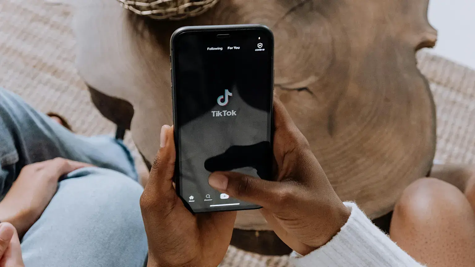 Imagen de un móvil con la aplicación de TikTok.