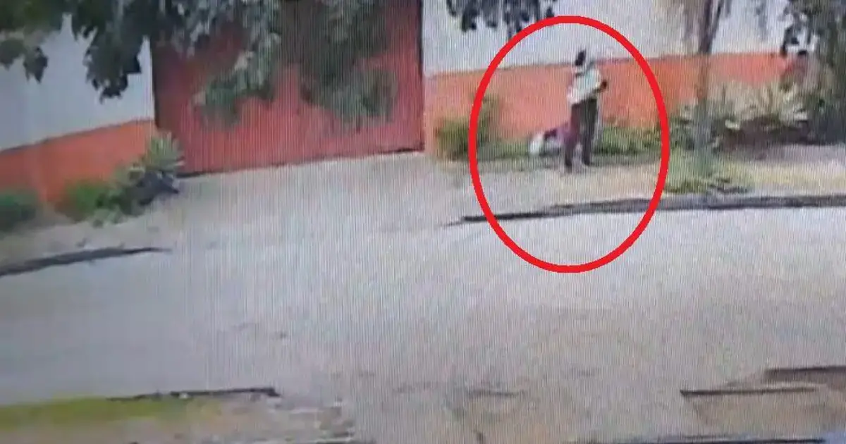 Captura de video del momento en que la mujer abandona a la bebé.