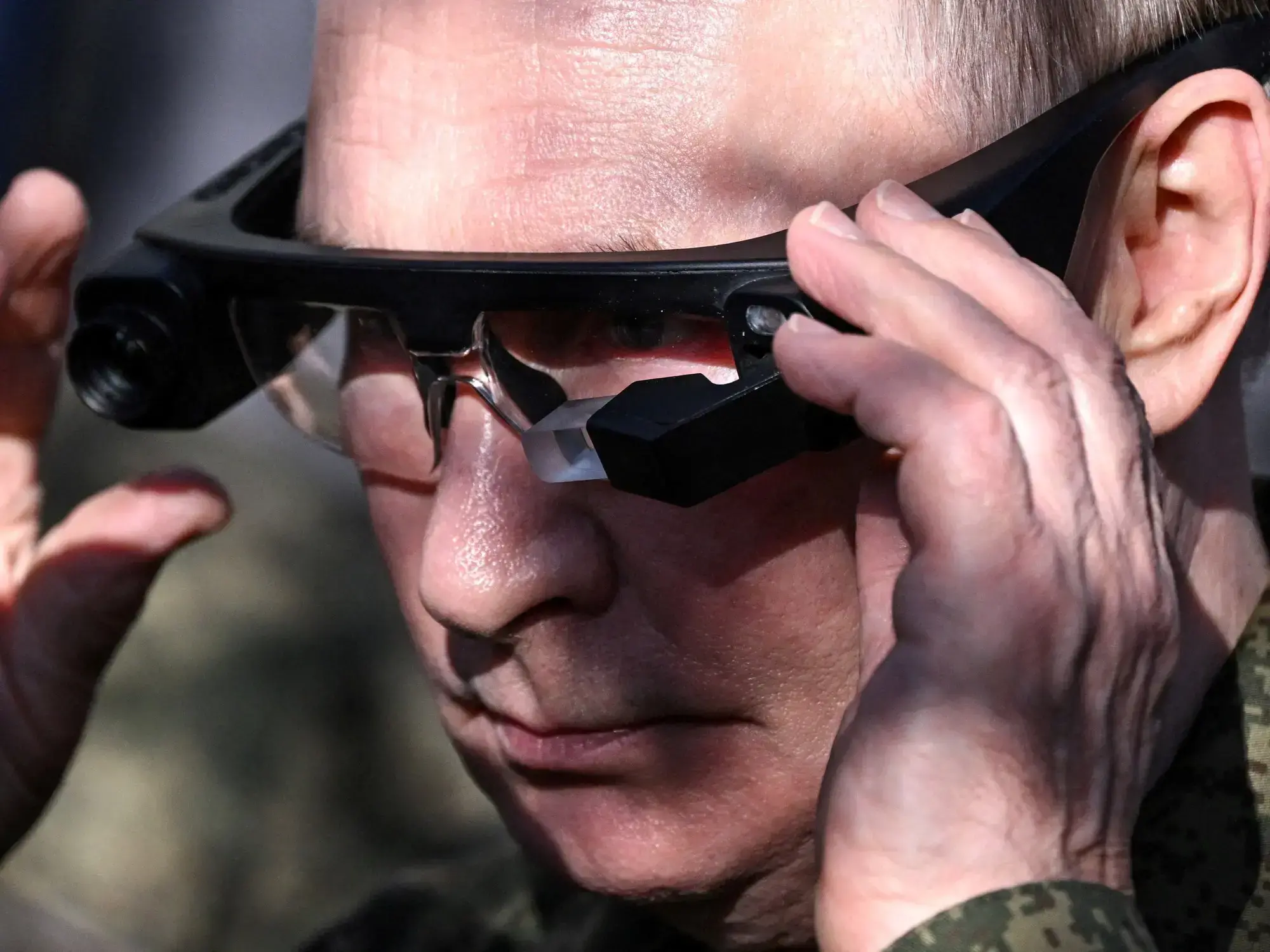 Putin prueba lentes de visión térmica.