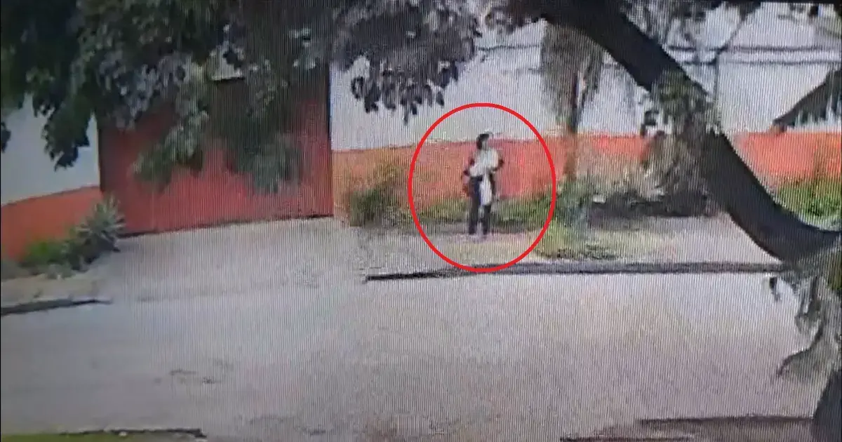 Fotograma de la cámara de seguridad que muestra el abandono.