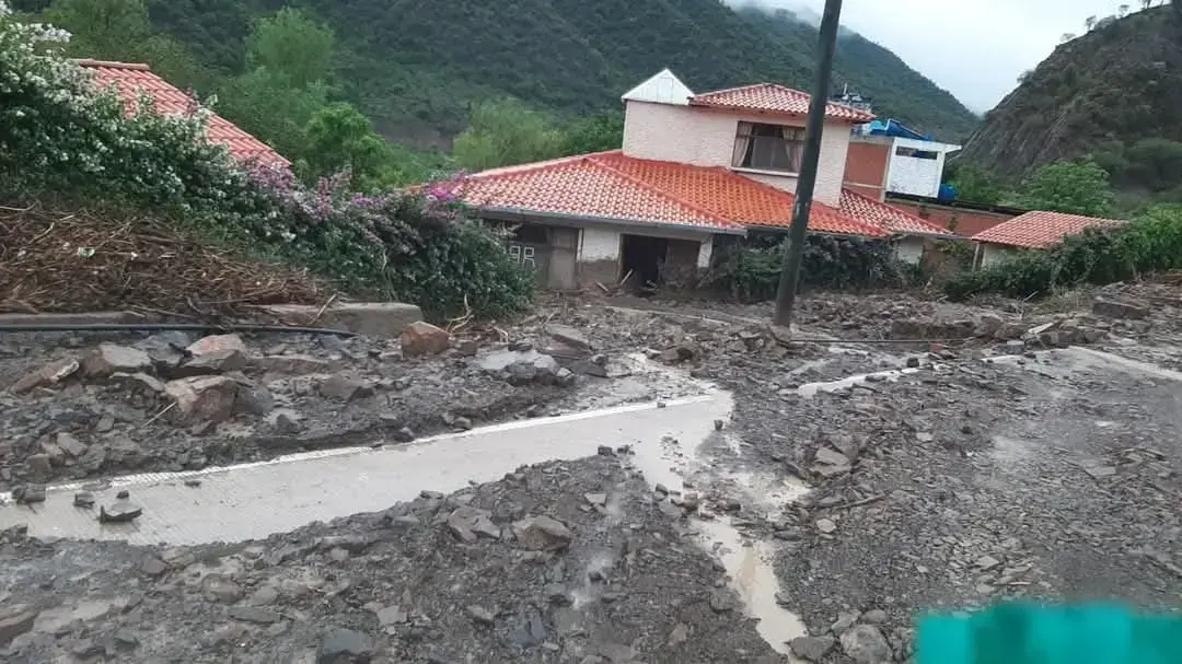 Deslizamiento en la carretera Chuquisaca - Cochabamba por intensas lluvias.