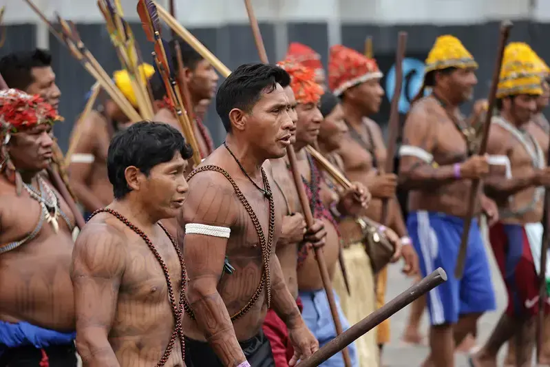 Dos niños Munduruku caminan junto a un río en la Tierra Indígena Sawré Muybu.