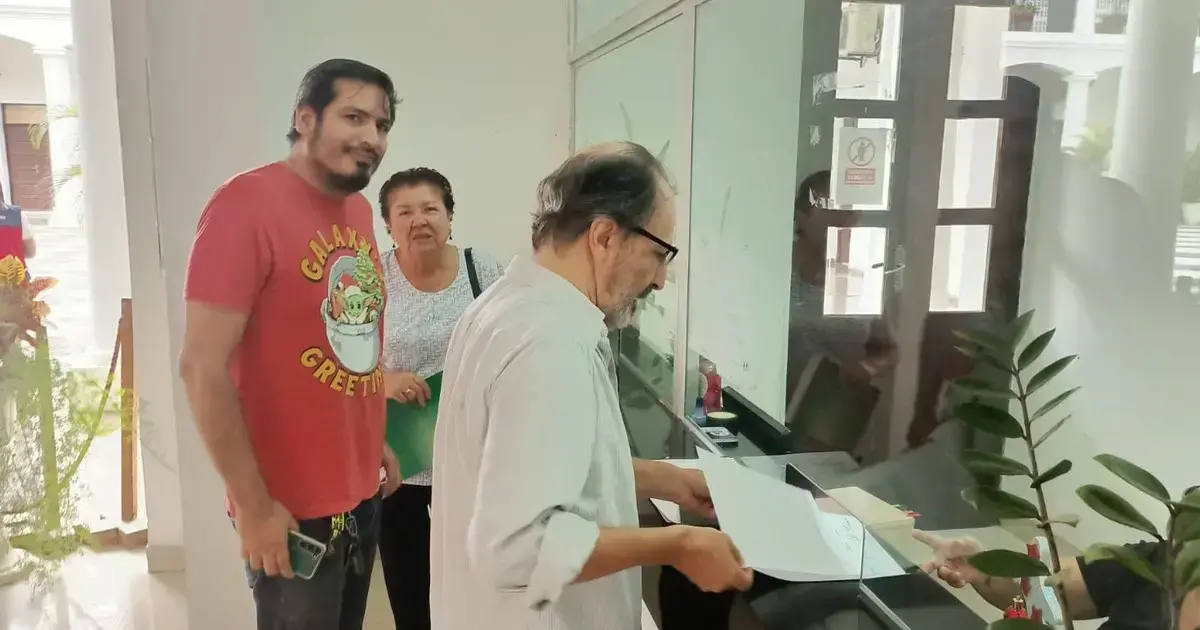 Escritores presentan la carta en la Alcaldía.