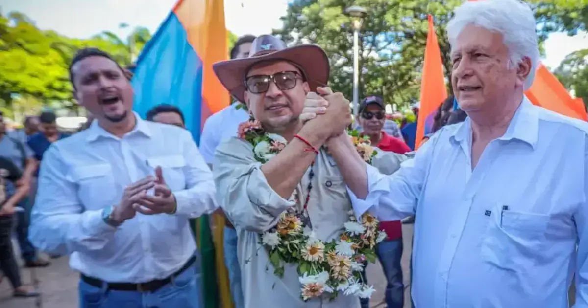 Vicente Gutiérrez (derecha) es candidato a la Alcaldía de la capital cruceña.