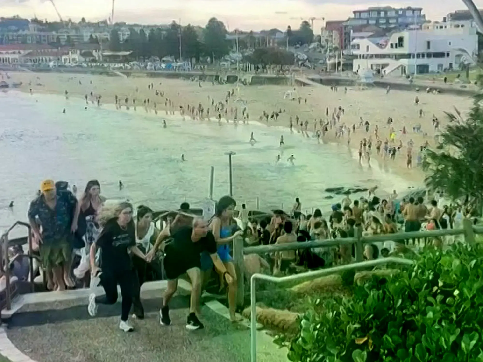 Personas huyen de la Playa de Bondi, en Sídney, donde los atacantes mataron a 15 personas.
