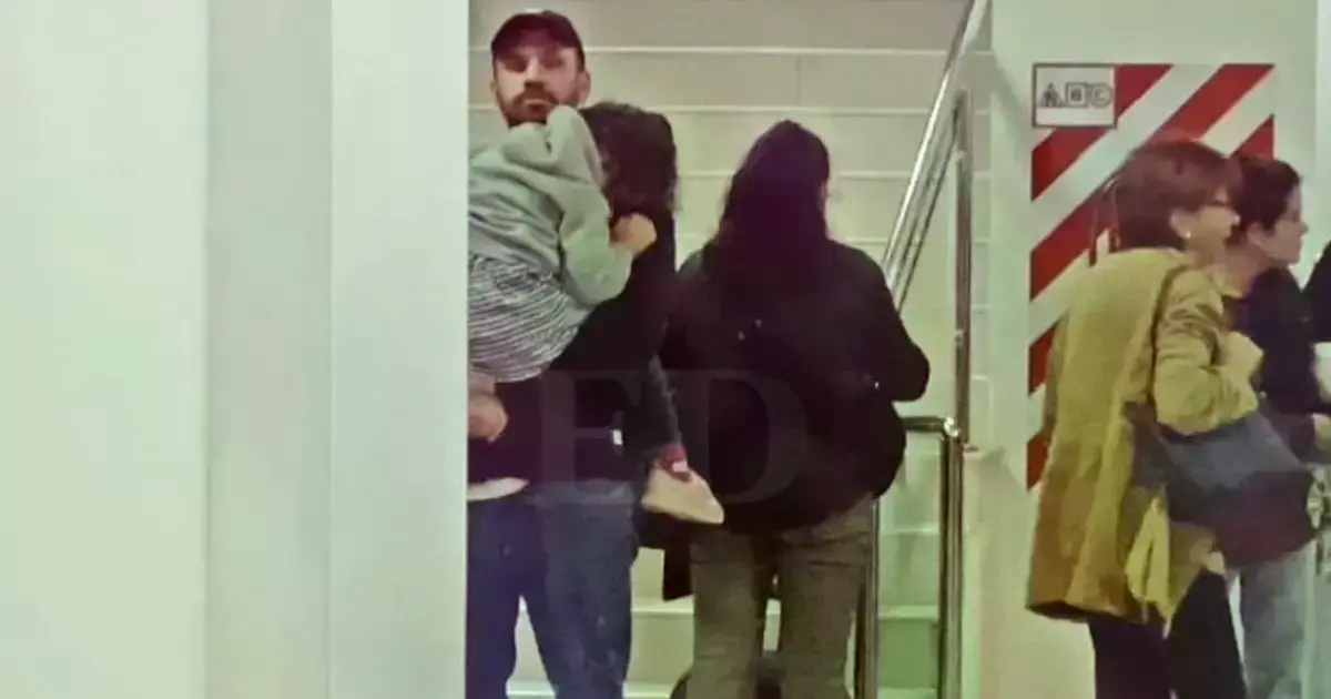 El exministro Eduardo del Castillo en el aeropuerto de Viru Viru sostiene a una niña.