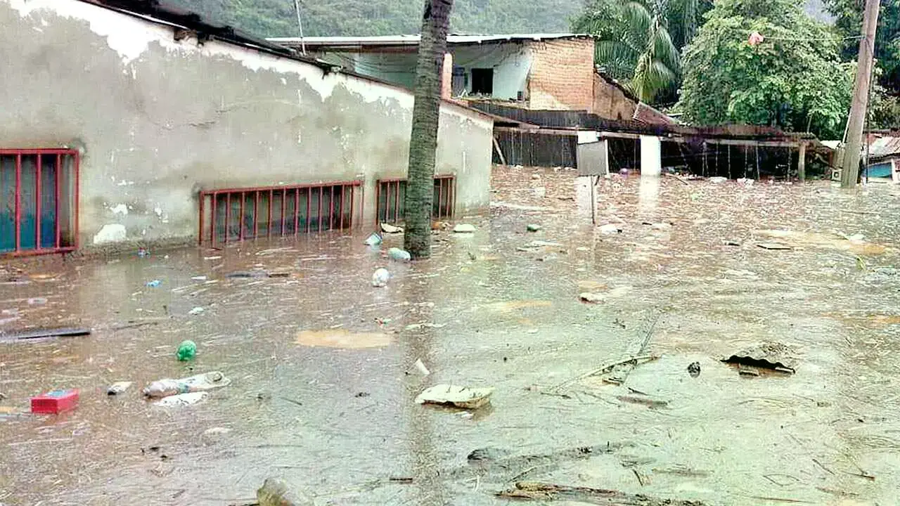 Viviendas quedaron bajo el agua en Tipuani, La Paz.