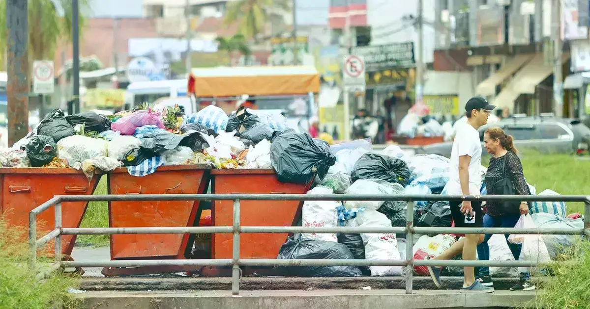 Basura acumulada fuera de los contenedores en el mercado Mutualista.