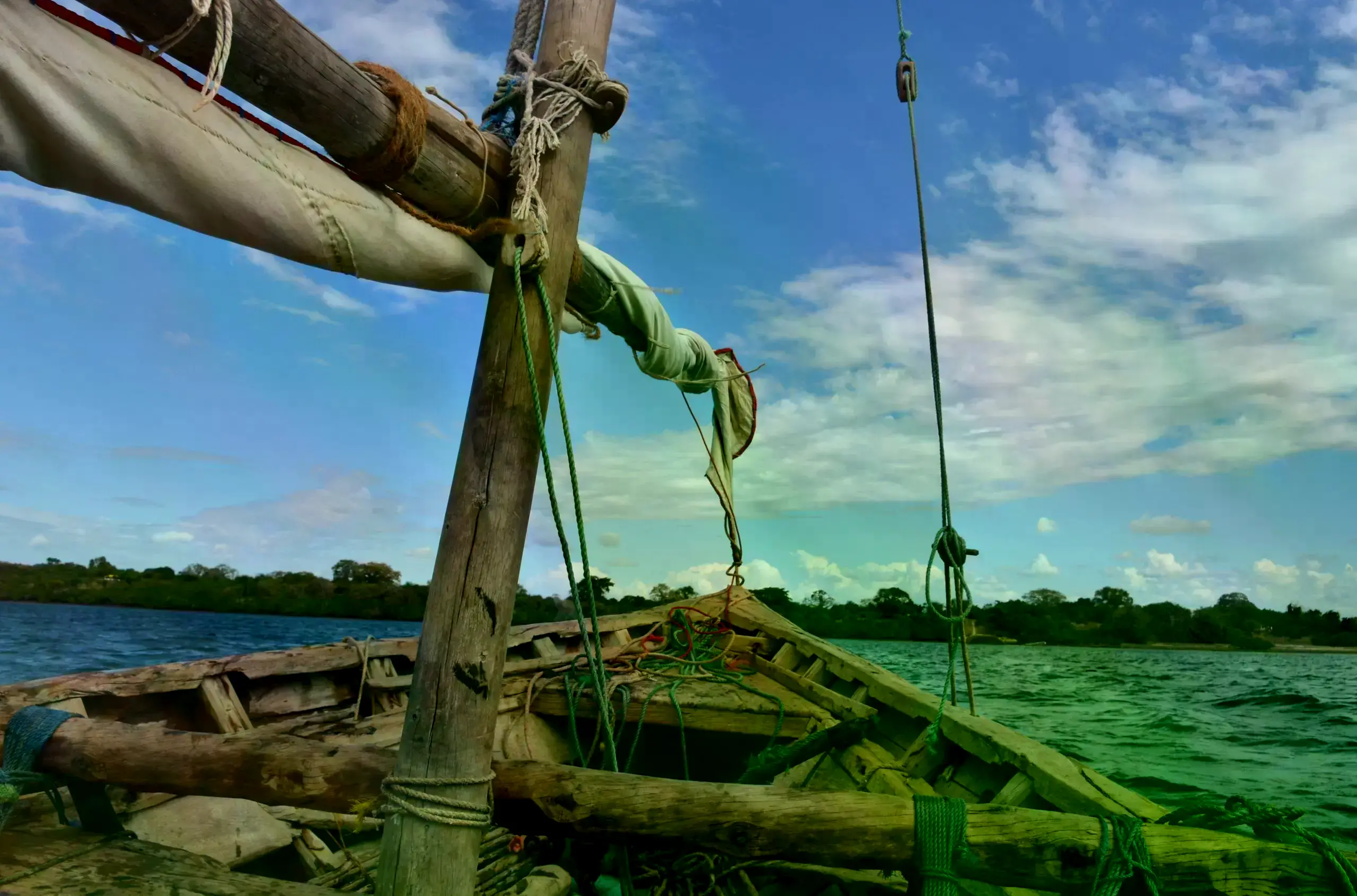 Pescador prepara su barco en Kilwa Masoko, Tanzania.
