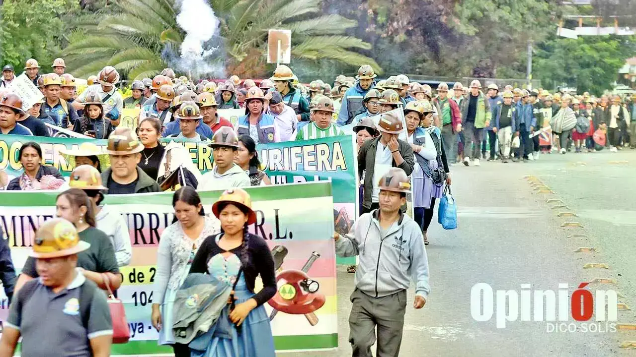 Mineros se movilizan contra el Decreto Supremo 5503, en la ciudad de Cochabamba.