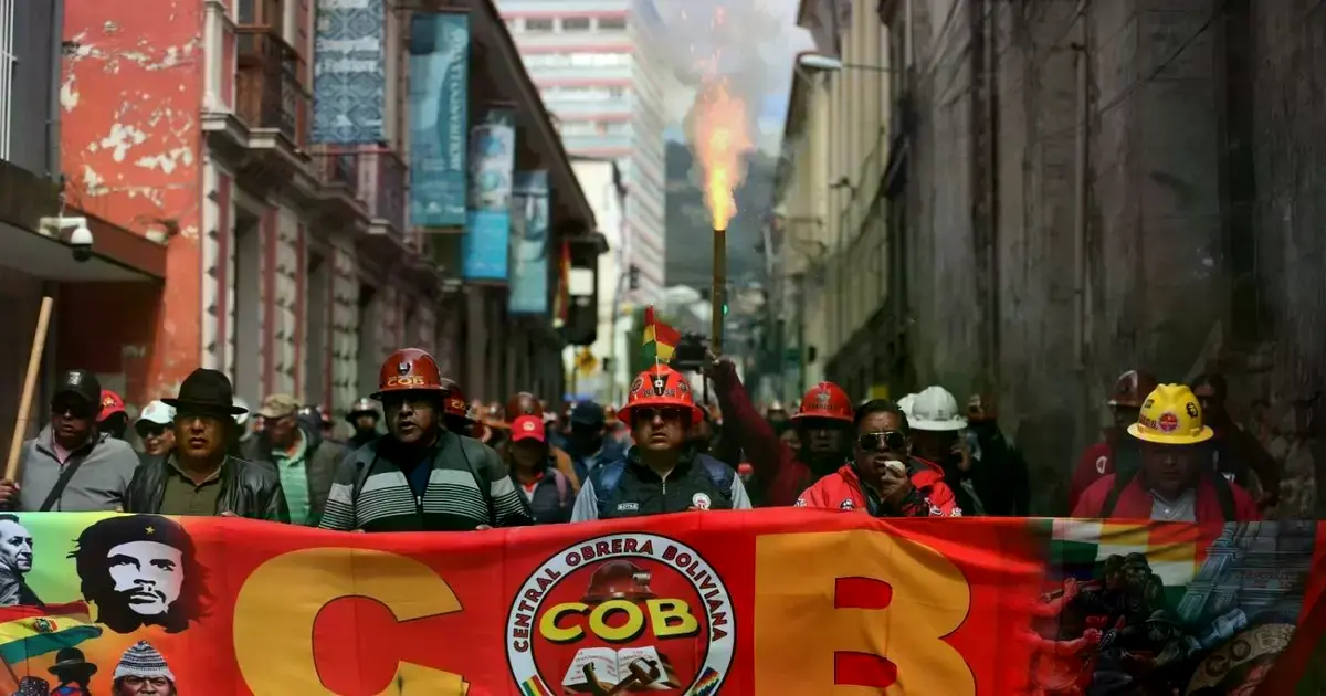El dirigente minero Mario Argollo lidera una marcha de la COB en La Paz.