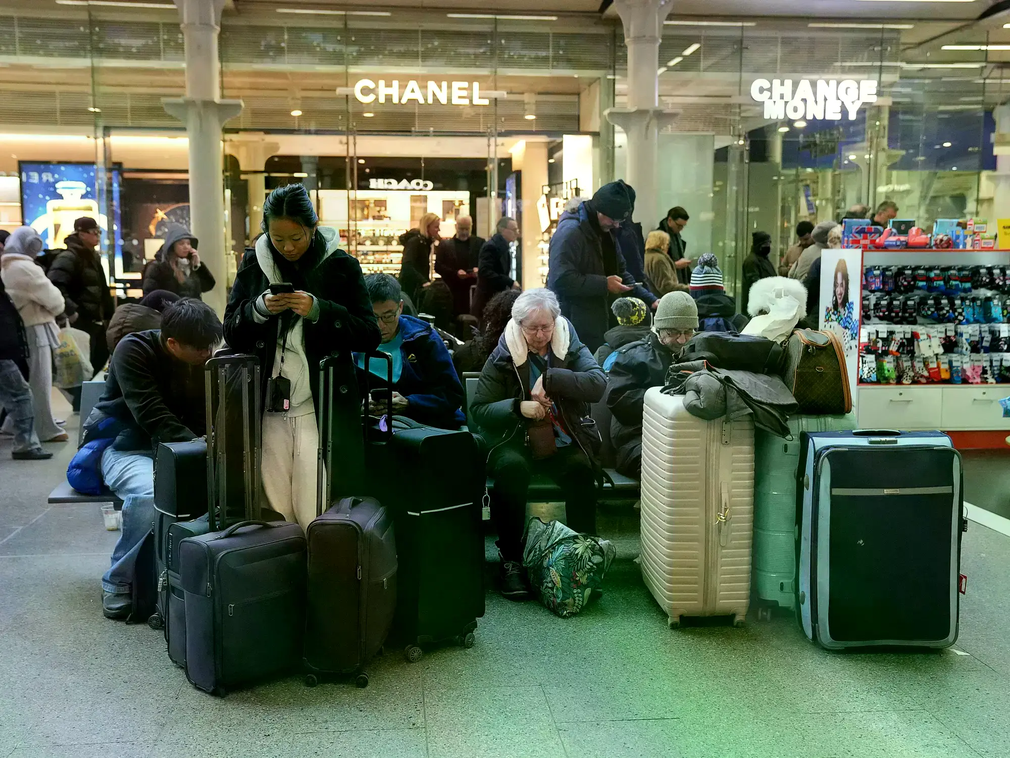 Pasajeros esperan con su equipaje en la estación internacional de St. Pancras en Londres.