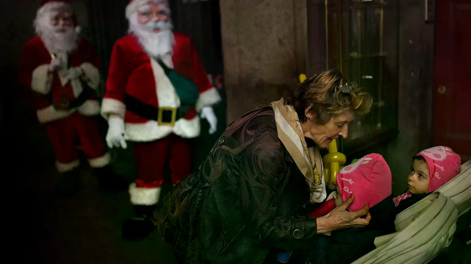 Una familia visita el mercado navideño de Madrid, España, el sábado 13 de diciembre de 2014.