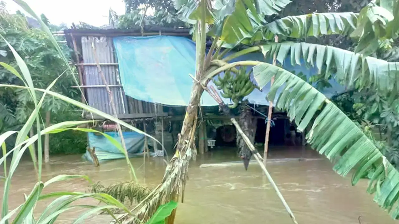 Una vivienda bajo el agua por el desborde de un río.