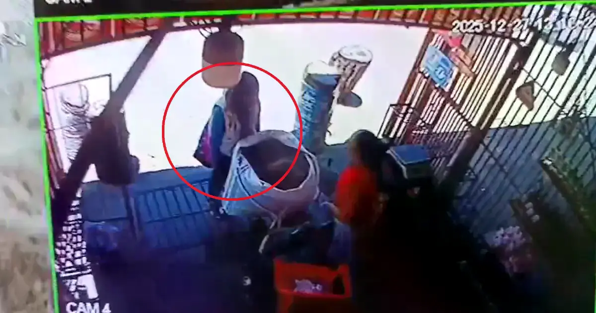 La mujer fue captada por una cámara de seguridad en un negocio.