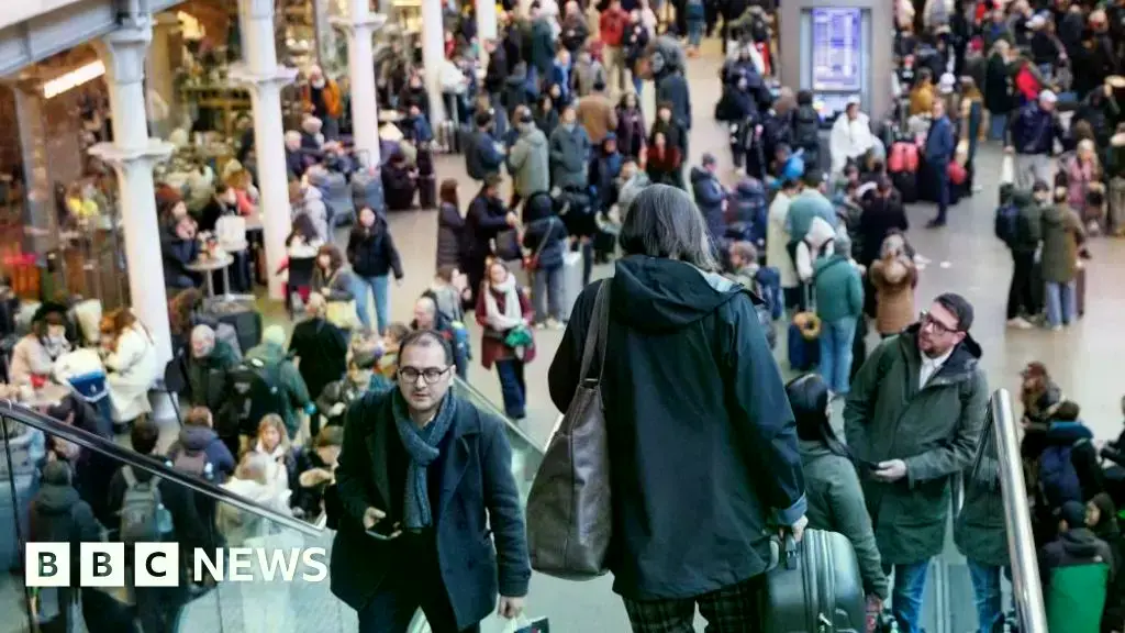 Viajeros varados en la estación de Londres St Pancras debido a las cancelaciones de Eurostar.