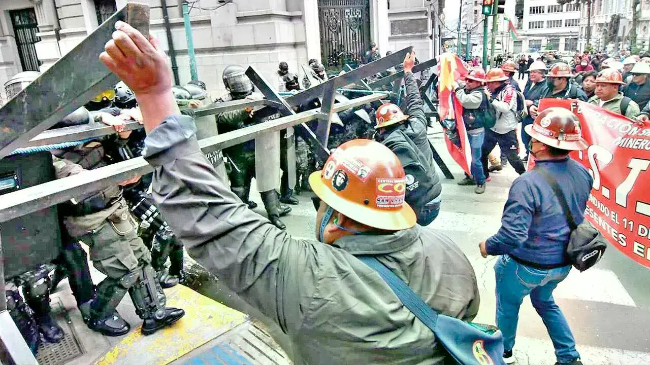 Los movilizados intentaron romper el cerco policial en La Paz.