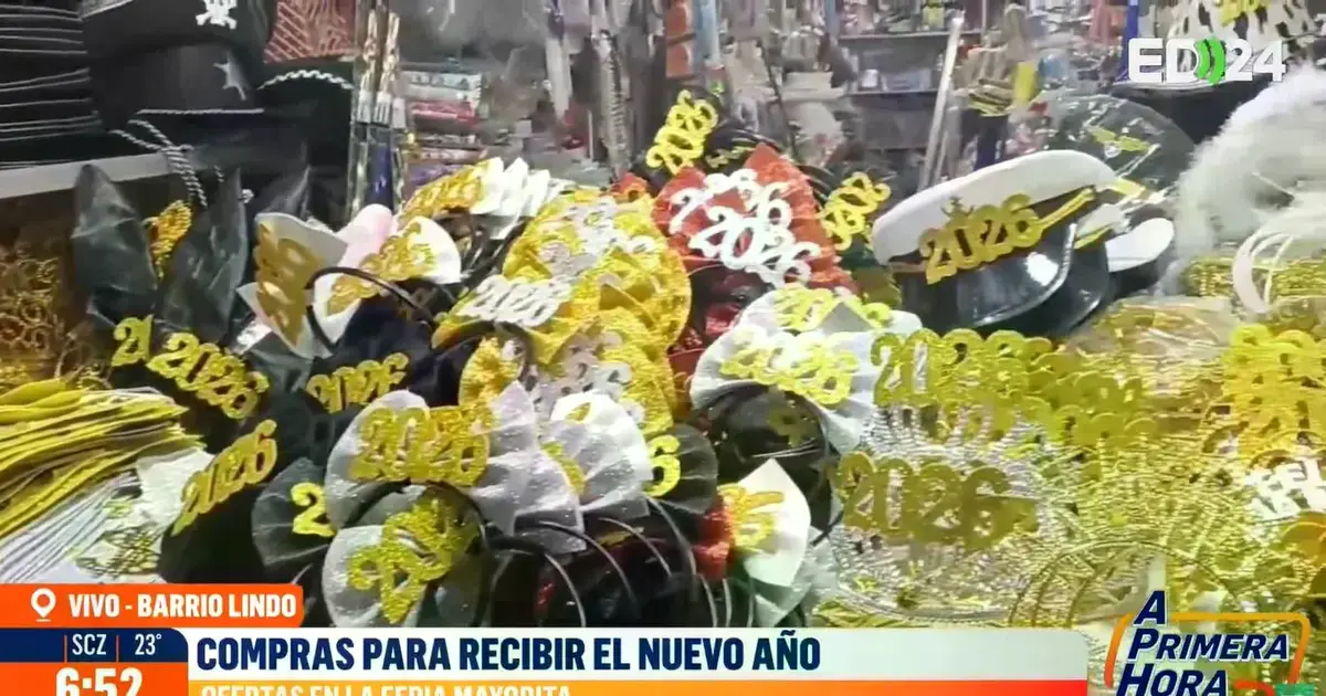 Comerciantes preparan mercadería para recibir el Año Nuevo en la Feria Barrio Lindo.