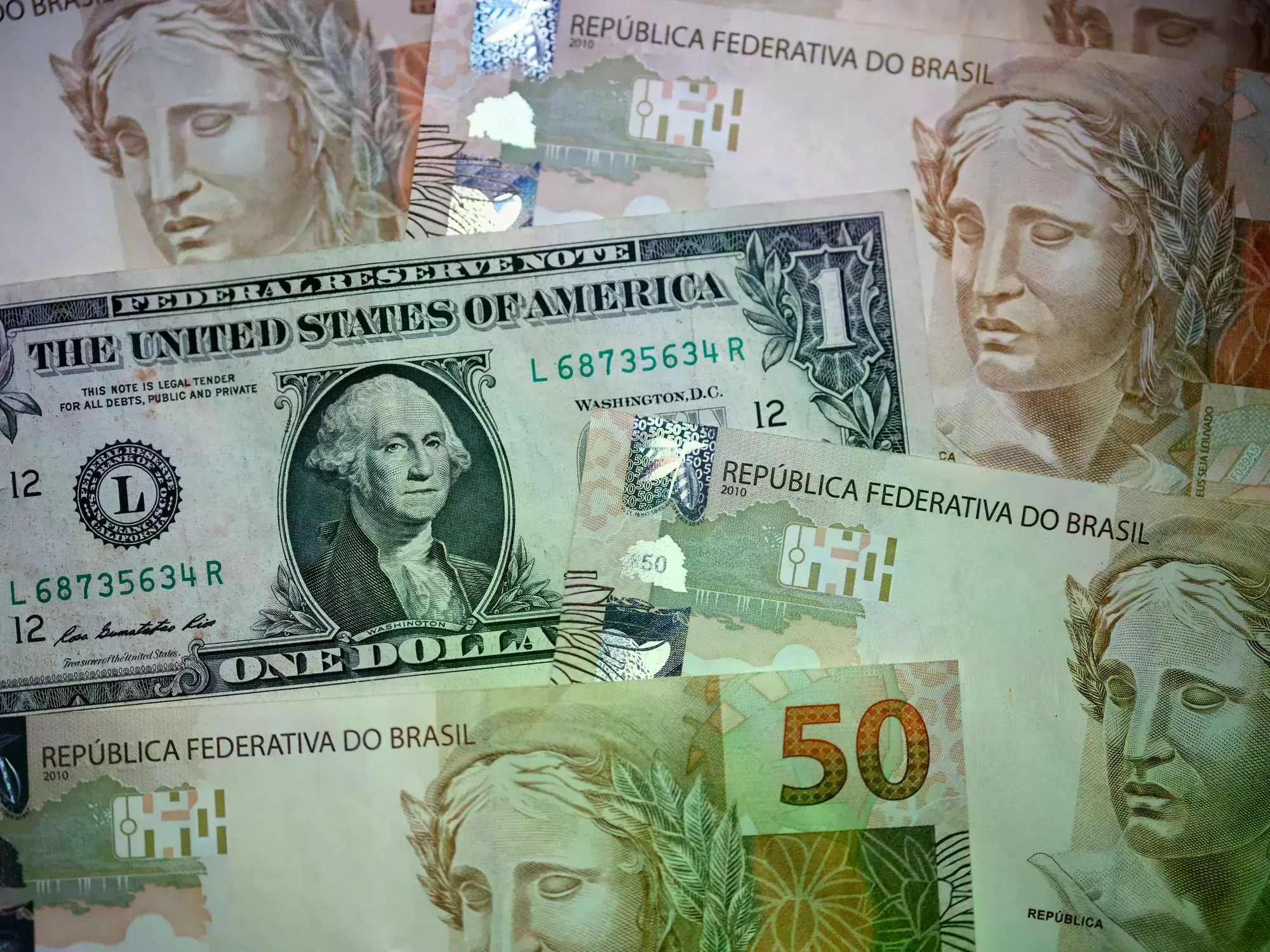 Una pizarra muestra la cotización del real en San Pablo, en julio 2025.