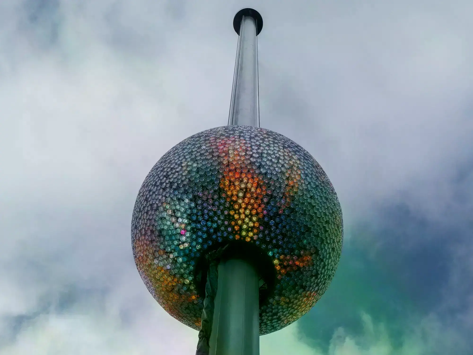 La 'Bola de la Constelación', en la cima del poste en Times Square, lista para descender a medianoche.