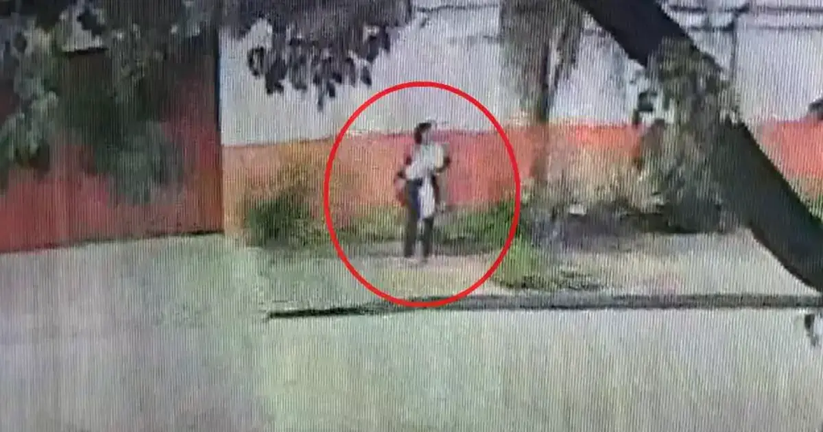Captura de video del momento en que la mujer abandona a la bebé.