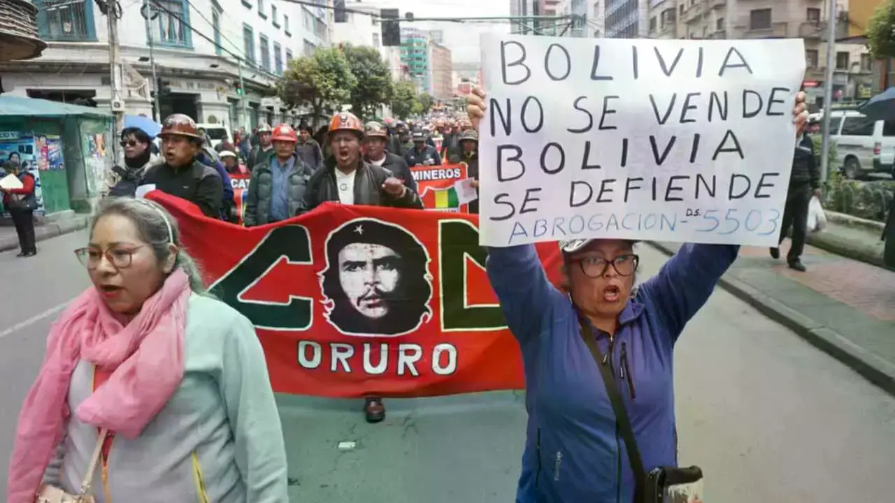 Afiliados a la COB marchan contra el decreto supremo 5504.