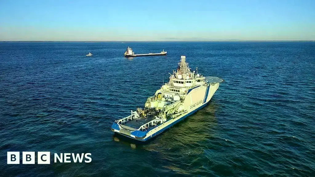 La guardia costera finlandesa se acerca al buque detenido en el Golfo de Finlandia.